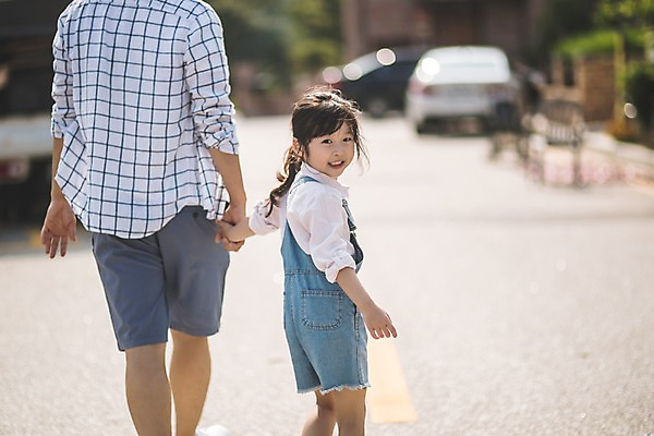 포토 JPG 주간 응시 여자 남자 딸 어린이 40대 중년 가족 거리 미소 사람 상반신 야외 두명 일상 뒷모습 걷기 손잡기 한국인 가족라이프 뒤돌아보기 아빠 인천 부녀 국내포토 자연요소 라이프스타일 시선 뷰포인트 관계 모션 한국 표정 동양인 성인 라이프 파일형식