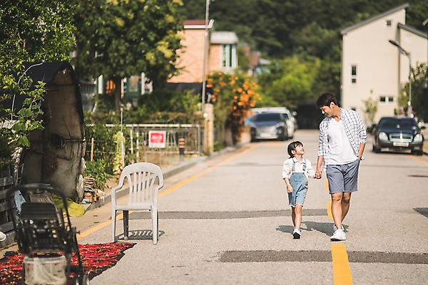 포토 JPG 주간 전신 응시 여자 남자 딸 어린이 40대 중년 가족 거리 미소 사람 야외 두명 일상 앞모습 마주보기 걷기 손잡기 한국인 가족라이프 아빠 주머니손 인천 부녀 국내포토 자연요소 라이프스타일 시선 뷰포인트 관계 모션 한국 표정 동양인 성인 라이프 파일형식