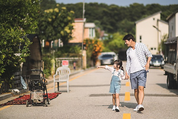 포토 JPG 주간 전신 여자 남자 딸 어린이 40대 중년 가족 거리 사람 야외 두명 일상 앞모습 걷기 손잡기 한국인 가리킴 가족라이프 아빠 인천 부녀 국내포토 자연요소 라이프스타일 뷰포인트 관계 모션 한국 동양인 손짓 성인 라이프 파일형식