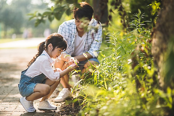 포토 JPG 주간 전신 응시 여자 남자 딸 어린이 40대 중년 가족 사람 앉기 야외 두명 일상 앞모습 옆모습 한국인 가족라이프 아빠 들풀 구경 호기심 인천 길가 부녀 국내포토 자연요소 라이프스타일 시선 감정 뷰포인트 컨셉 관계 모션 한국 동양인 성인 라이프 파일형식
