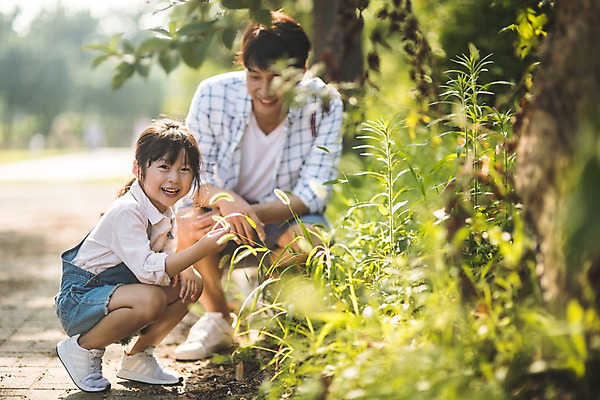 포토 JPG 주간 전신 응시 여자 남자 딸 길 어린이 40대 중년 가족 미소 사람 앉기 야외 두명 일상 앞모습 옆모습 한국인 가족라이프 아빠 들풀 구경 즐거움 인천 길가 부녀 국내포토 자연요소 라이프스타일 시선 감정 뷰포인트 관계 모션 한국 표정 동양인 성인 라이프 파일형식