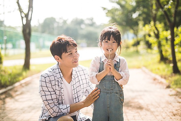 포토 JPG 주간 응시 여자 남자 딸 어린이 40대 중년 가족 서기 미소 사람 앉기 상반신 야외 두명 일상 앞모습 옆모습 한국인 잡기 가족라이프 아빠 즐거움 민들레홀씨 인천 부녀 국내포토 자연요소 라이프스타일 시선 감정 뷰포인트 관계 모션 한국 표정 동양인 성인 라이프 민들레 파일형식