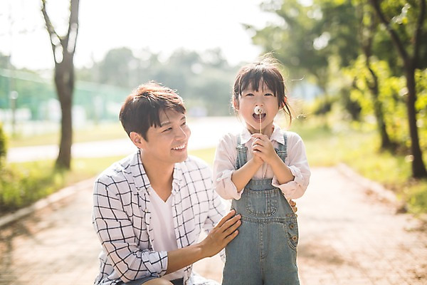 포토 JPG 주간 여자 남자 딸 어린이 40대 중년 가족 서기 미소 사람 앉기 상반신 야외 두명 일상 앞모습 옆모습 한국인 잡기 가족라이프 아빠 즐거움 민들레홀씨 인천 부녀 국내포토 자연요소 라이프스타일 감정 뷰포인트 관계 모션 한국 표정 동양인 성인 라이프 민들레 파일형식