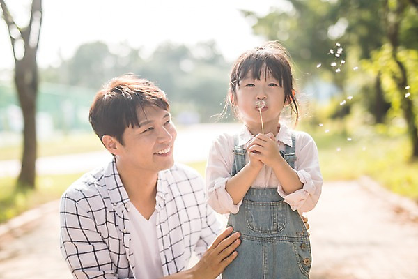 포토 JPG 주간 전신 응시 여자 남자 딸 어린이 40대 중년 가족 서기 미소 사람 상반신 야외 두명 일상 앞모습 한국인 잡기 가족라이프 아빠 불기 즐거움 민들레홀씨 인천 부녀 국내포토 자연요소 라이프스타일 시선 감정 뷰포인트 관계 모션 한국 표정 동양인 성인 라이프 민들레 파일형식