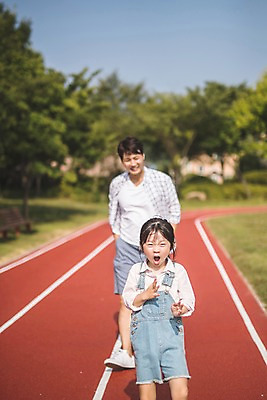 포토 JPG 주간 전신 여자 남자 딸 어린이 40대 중년 장난 가족 표정 미소 사람 손짓 상반신 야외 두명 일상 앞모습 한국인 가족라이프 아빠 개구쟁이 즐거움 인천 부녀 국내포토 자연요소 라이프스타일 감정 뷰포인트 관계 모션 한국 동양인 성인 라이프 파일형식