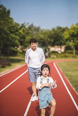 포토 JPG 주간 전신 응시 여자 남자 딸 어린이 40대 중년 장난 가족 표정 미소 사람 상반신 야외 두명 일상 앞모습 달리기 한국인 가족라이프 아빠 개구쟁이 인천 부녀 국내포토 자연요소 라이프스타일 시선 뷰포인트 관계 모션 한국 동양인 성인 라이프 파일형식