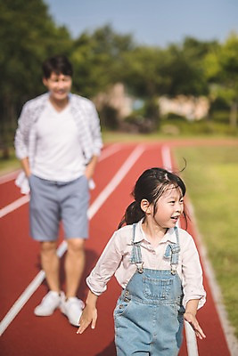 포토 JPG 주간 전신 응시 여자 남자 딸 어린이 40대 중년 가족 서기 미소 사람 상반신 야외 두명 일상 앞모습 달리기 한국인 가족라이프 아빠 즐거움 인천 부녀 국내포토 자연요소 라이프스타일 시선 감정 뷰포인트 관계 모션 한국 표정 동양인 성인 라이프 파일형식