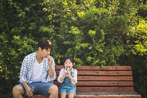 포토 JPG 주간 나무 응시 공원 여자 남자 딸 어린이 40대 중년 벤치 가족 아이스크림 미소 사람 앉기 상반신 야외 두명 일상 앞모습 한국인 가족라이프 아빠 먹기 즐거움 인천 부녀 국내포토 자연요소 식물 라이프스타일 시선 공공시설 감정 뷰포인트 의자 관계 모션 디저트 한국 표정 동양인 성인 라이프 파일형식