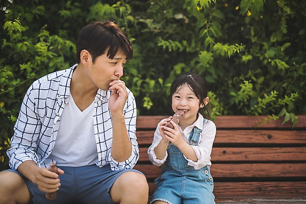 포토 JPG 주간 나무 응시 여자 남자 딸 어린이 40대 중년 벤치 가족 휴식 아이스크림 미소 사람 앉기 상반신 야외 두명 일상 앞모습 한국인 가족라이프 아빠 먹기 즐거움 인천 부녀 국내포토 자연요소 식물 라이프스타일 시선 감정 뷰포인트 컨셉 의자 관계 모션 디저트 한국 표정 동양인 성인 라이프 파일형식