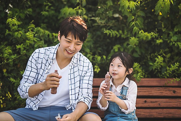 포토 JPG 주간 나무 응시 여자 남자 딸 어린이 40대 중년 벤치 가족 휴식 아이스크림 대화 미소 사람 앉기 상반신 야외 두명 일상 앞모습 한국인 가족라이프 아빠 먹기 즐거움 인천 부녀 국내포토 자연요소 식물 라이프스타일 시선 감정 뷰포인트 컨셉 의자 관계 모션 디저트 한국 표정 말하기 동양인 성인 라이프 파일형식
