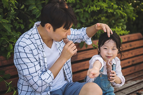 포토 JPG 주간 응시 여자 남자 딸 어린이 40대 중년 벤치 가족 휴식 아이스크림 미소 사람 앉기 상반신 야외 두명 일상 옆모습 한국인 가리킴 가족라이프 아빠 먹기 즐거움 땀 인천 쓰다듬기 부녀 국내포토 자연요소 라이프스타일 시선 감정 뷰포인트 컨셉 의자 관계 모션 디저트 한국 표정 동양인 손짓 성인 라이프 파일형식 아시아 음식 가구 인종 생활 나라 생활용품 오브젝트