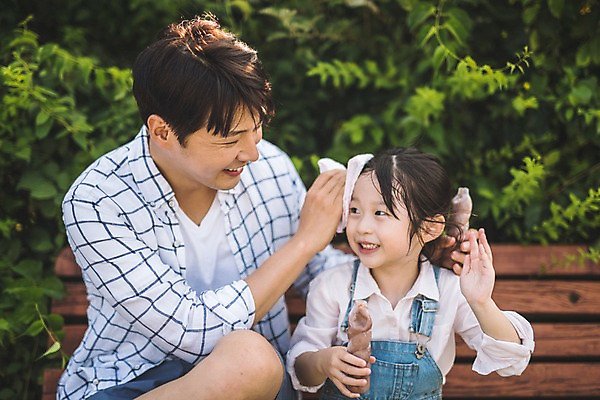 포토 JPG 주간 응시 여자 남자 딸 어린이 40대 중년 벤치 가족 아이스크림 미소 사람 앉기 상반신 야외 두명 일상 앞모습 한국인 가족라이프 아빠 먹기 즐거움 땀 손수건 닦기 인천 부녀 국내포토 자연요소 라이프스타일 시선 감정 뷰포인트 의자 관계 모션 디저트 한국 표정 동양인 성인 라이프 파일형식