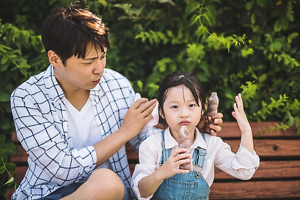 포토 JPG 주간 여자 남자 딸 어린이 40대 중년 벤치 가족 휴식 아이스크림 사람 앉기 상반신 야외 두명 일상 앞모습 한국인 가족라이프 아빠 먹기 즐거움 땀 손수건 닦기 인천 부녀 국내포토 자연요소 라이프스타일 감정 뷰포인트 컨셉 의자 관계 모션 디저트 한국 동양인 성인 라이프 파일형식