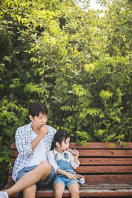 포토 JPG 주간 전신 나무 응시 여자 남자 딸 어린이 40대 중년 벤치 가족 아이스크림 사람 앉기 상반신 야외 두명 일상 앞모습 한국인 가족라이프 아빠 먹기 즐거움 땀 손수건 인천 부녀 국내포토 자연요소 식물 라이프스타일 시선 감정 뷰포인트 의자 관계 모션 디저트 한국 동양인 성인 라이프 파일형식