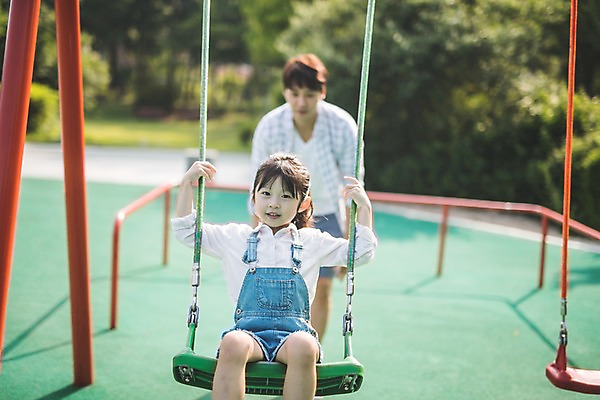 포토 JPG 주간 전신 응시 여자 남자 딸 어린이 40대 중년 가족 사람 앉기 상반신 야외 두명 일상 앞모습 한국인 잡기 가족라이프 아빠 놀이터 즐거움 그네 그네타기 인천 부녀 국내포토 자연요소 라이프스타일 시선 감정 뷰포인트 관계 모션 놀이 한국 동양인 성인 라이프 파일형식