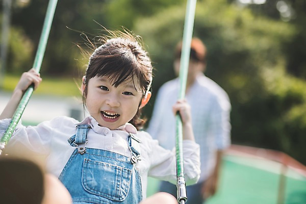 포토 JPG 주간 응시 여자 남자 딸 어린이 40대 중년 가족 서기 미소 사람 앉기 상반신 야외 두명 일상 앞모습 옆모습 한국인 가족라이프 아빠 놀이터 즐거움 그네 그네타기 인천 놀기 부녀 국내포토 자연요소 라이프스타일 시선 감정 뷰포인트 관계 모션 놀이 한국 표정 동양인 성인 라이프 파일형식