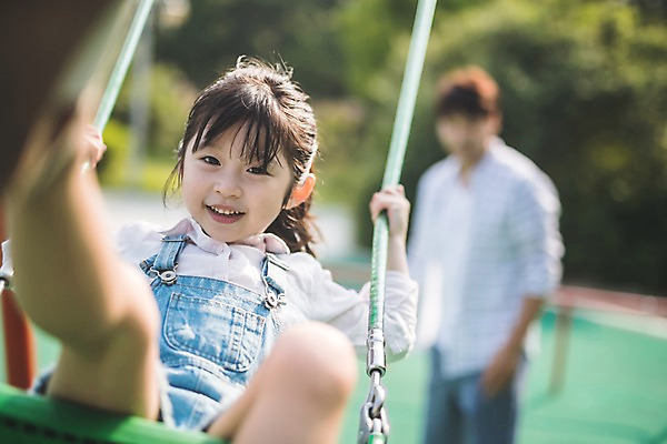 포토 JPG 주간 전신 응시 여자 남자 딸 어린이 40대 중년 가족 미소 사람 상반신 야외 두명 일상 앞모습 옆모습 아웃포커스 한국인 가족라이프 아빠 놀이터 즐거움 그네 그네타기 인천 놀기 부녀 국내포토 자연요소 라이프스타일 시선 감정 뷰포인트 관계 모션 놀이 한국 촬영기법 표정 동양인 성인 라이프 파일형식