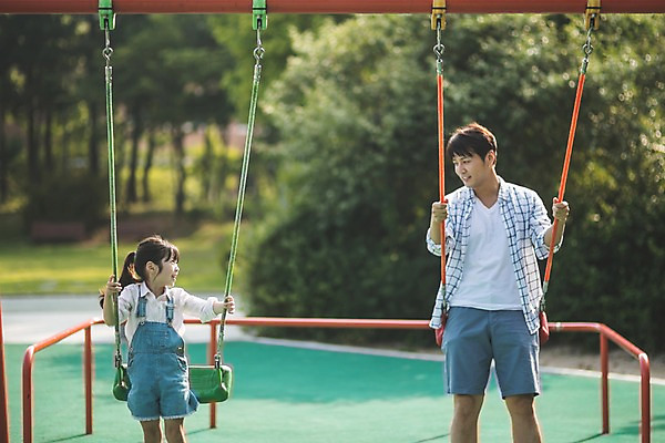 포토 JPG 주간 응시 여자 남자 딸 어린이 40대 중년 가족 미소 사람 앉기 상반신 야외 두명 일상 앞모습 마주보기 한국인 잡기 가족라이프 아빠 놀이터 즐거움 그네 그네타기 인천 놀기 부녀 국내포토 자연요소 라이프스타일 시선 감정 뷰포인트 관계 모션 놀이 한국 표정 동양인 성인 라이프 파일형식