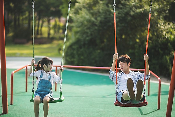 포토 JPG 주간 전신 응시 여자 남자 딸 어린이 40대 중년 가족 미소 사람 앉기 상반신 야외 두명 일상 앞모습 마주보기 한국인 가족라이프 아빠 놀이터 즐거움 그네 그네타기 인천 놀기 부녀 국내포토 자연요소 라이프스타일 시선 감정 뷰포인트 관계 모션 놀이 한국 표정 동양인 성인 라이프 파일형식