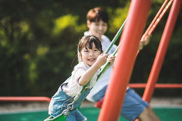 포토 JPG 주간 응시 여자 남자 딸 어린이 40대 중년 가족 미소 사람 앉기 상반신 야외 두명 일상 옆모습 아웃포커스 한국인 잡기 가족라이프 아빠 놀이터 즐거움 그네 그네타기 인천 놀기 부녀 국내포토 자연요소 라이프스타일 시선 감정 뷰포인트 관계 모션 놀이 한국 촬영기법 표정 동양인 성인 라이프 파일형식