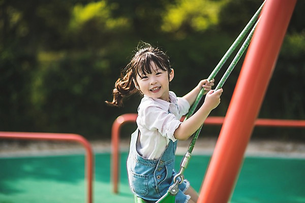 포토 JPG 주간 응시 여자 어린이 한명 미소 사람 앉기 상반신 야외 옆모습 한국인 놀이터 즐거움 그네 그네타기 인천 놀기 소녀한명만 국내포토 자연요소 1 시선 감정 뷰포인트 모션 놀이 한국 표정 동양인 여자한명만 소녀만 파일형식