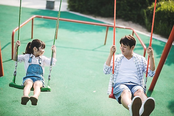 포토 JPG 주간 전신 응시 여자 남자 딸 어린이 40대 중년 가족 미소 사람 앉기 야외 두명 일상 앞모습 한국인 가족라이프 아빠 놀이터 즐거움 그네 그네타기 인천 놀기 부녀 국내포토 자연요소 라이프스타일 시선 감정 뷰포인트 관계 모션 놀이 한국 표정 동양인 성인 라이프 파일형식