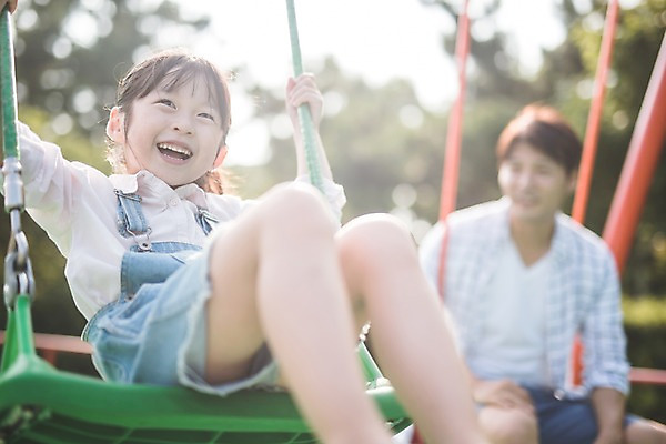 포토 JPG 주간 응시 여자 남자 딸 어린이 40대 중년 가족 미소 웃음 사람 상반신 야외 두명 일상 앞모습 옆모습 한국인 가족라이프 아빠 놀이터 즐거움 그네 그네타기 인천 놀기 부녀 국내포토 자연요소 라이프스타일 시선 감정 뷰포인트 관계 모션 놀이 한국 표정 동양인 성인 라이프 파일형식