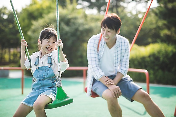 포토 JPG 주간 응시 여자 남자 딸 어린이 40대 중년 가족 웃음 사람 앉기 상반신 야외 두명 일상 앞모습 한국인 가족라이프 아빠 놀이터 즐거움 그네 그네타기 인천 부녀 국내포토 자연요소 라이프스타일 시선 감정 뷰포인트 관계 모션 놀이 한국 표정 동양인 성인 라이프 파일형식