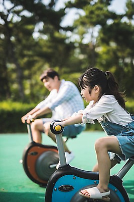 포토 JPG 주간 전신 응시 여자 남자 딸 어린이 40대 중년 가족 사람 앉기 야외 두명 일상 옆모습 자전거 한국인 가족라이프 아빠 놀이터 즐거움 인천 놀기 부녀 국내포토 자연요소 라이프스타일 시선 감정 뷰포인트 관계 모션 놀이 한국 동양인 성인 라이프 바이크 파일형식