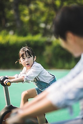 포토 JPG 주간 여자 남자 딸 어린이 40대 중년 장난 가족 사람 앉기 상반신 야외 두명 일상 옆모습 자전거 한국인 가족라이프 아빠 놀이터 즐거움 메롱 인천 부녀 국내포토 자연요소 라이프스타일 감정 뷰포인트 관계 모션 놀이 한국 동양인 성인 라이프 바이크 파일형식