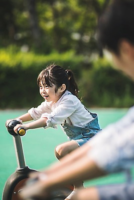 포토 JPG 주간 전신 응시 여자 남자 딸 어린이 40대 중년 가족 미소 사람 앉기 상반신 야외 두명 일상 옆모습 자전거 한국인 가족라이프 아빠 놀이터 즐거움 인천 놀기 부녀 국내포토 자연요소 라이프스타일 시선 감정 뷰포인트 관계 모션 놀이 한국 표정 동양인 성인 라이프 바이크 파일형식 아시아 육상교통 인종 생활 나라 교통수단 교통