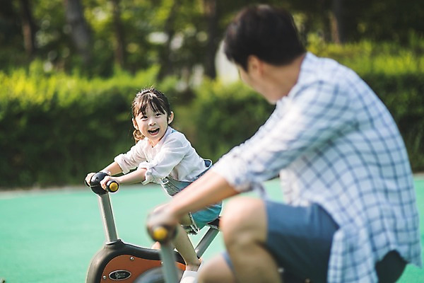 포토 JPG 주간 전신 응시 여자 남자 딸 어린이 40대 중년 가족 미소 사람 상반신 야외 두명 일상 옆모습 마주보기 자전거 한국인 가족라이프 아빠 놀이터 즐거움 인천 놀기 부녀 국내포토 자연요소 라이프스타일 시선 감정 뷰포인트 관계 모션 놀이 한국 표정 동양인 성인 라이프 바이크 파일형식
