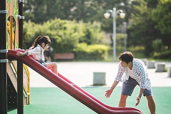포토 JPG 주간 전신 여자 남자 딸 어린이 40대 중년 포즈 가족 사람 상반신 야외 두명 일상 앞모습 옆모습 한국인 가족라이프 아빠 미끄럼틀 놀이터 즐거움 인천 놀기 부녀 국내포토 자연요소 라이프스타일 감정 뷰포인트 관계 모션 놀이 한국 동양인 성인 라이프 놀이기구 파일형식