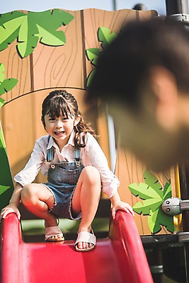 포토 JPG 주간 전신 여자 남자 딸 어린이 40대 중년 가족 미소 사람 앉기 상반신 야외 두명 일상 앞모습 옆모습 아웃포커스 한국인 가족라이프 아빠 미끄럼틀 놀이터 즐거움 인천 놀기 부녀 국내포토 자연요소 라이프스타일 감정 뷰포인트 관계 모션 놀이 한국 촬영기법 표정 동양인 성인 라이프 놀이기구 파일형식