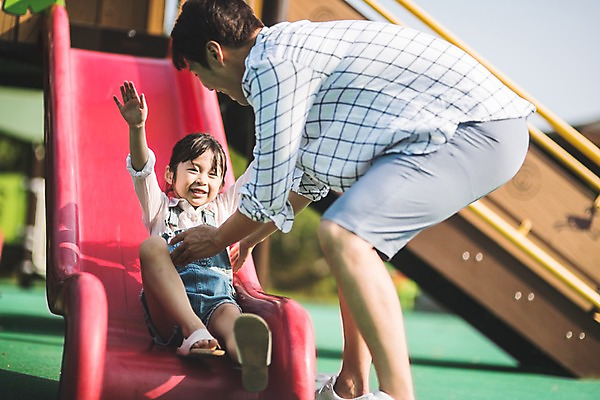 포토 JPG 주간 전신 여자 남자 딸 어린이 40대 중년 가족 미소 사람 야외 두명 일상 앞모습 옆모습 손들기 한국인 잡기 가족라이프 아빠 미끄럼틀 놀이터 즐거움 인천 놀기 부녀 국내포토 자연요소 라이프스타일 감정 뷰포인트 관계 모션 놀이 한국 표정 동양인 성인 라이프 놀이기구 파일형식