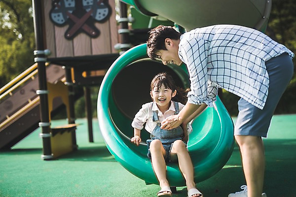 포토 JPG 주간 전신 여자 남자 딸 어린이 40대 중년 가족 미소 웃음 사람 야외 두명 일상 앞모습 옆모습 한국인 잡기 가족라이프 아빠 미끄럼틀 놀이터 즐거움 인천 놀기 부녀 국내포토 자연요소 라이프스타일 감정 뷰포인트 관계 모션 놀이 한국 표정 동양인 성인 라이프 놀이기구 파일형식