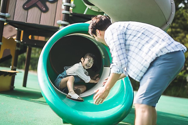 포토 JPG 주간 전신 여자 남자 딸 어린이 40대 중년 가족 웃음 사람 상반신 야외 두명 일상 앞모습 옆모습 한국인 가족라이프 아빠 미끄럼틀 놀이터 즐거움 인천 놀기 부녀 국내포토 자연요소 라이프스타일 감정 뷰포인트 관계 모션 놀이 한국 표정 동양인 성인 라이프 놀이기구 파일형식