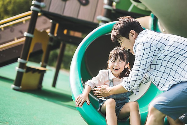 포토 JPG 주간 여자 남자 딸 어린이 40대 중년 가족 웃음 사람 상반신 야외 두명 일상 앞모습 옆모습 한국인 잡기 가족라이프 아빠 미끄럼틀 놀이터 즐거움 인천 부녀 국내포토 자연요소 라이프스타일 감정 뷰포인트 관계 모션 놀이 한국 표정 동양인 성인 라이프 놀이기구 파일형식