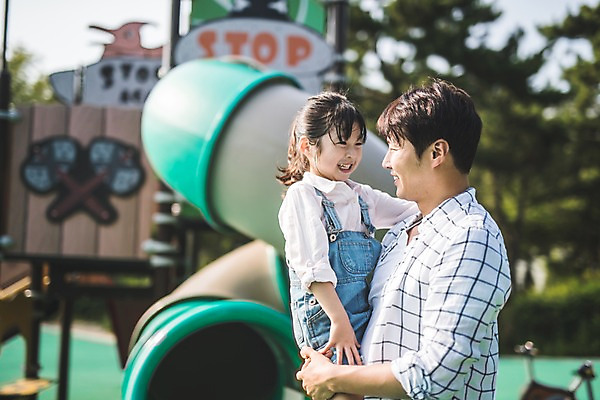 포토 JPG 주간 응시 여자 남자 딸 어린이 40대 중년 가족 안기 미소 사람 상반신 야외 두명 일상 옆모습 마주보기 한국인 가족라이프 아빠 미끄럼틀 놀이터 즐거움 인천 부녀 국내포토 자연요소 라이프스타일 시선 감정 뷰포인트 관계 모션 놀이 한국 표정 동양인 성인 라이프 놀이기구 파일형식