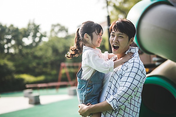 포토 JPG 주간 여자 남자 딸 어린이 40대 중년 장난 가족 안기 미소 사람 상반신 야외 두명 일상 옆모습 한국인 가족라이프 아빠 미끄럼틀 놀이터 즐거움 인천 목조르기 부녀 국내포토 자연요소 라이프스타일 감정 뷰포인트 관계 모션 놀이 한국 표정 동양인 성인 라이프 폭력 놀이기구 파일형식