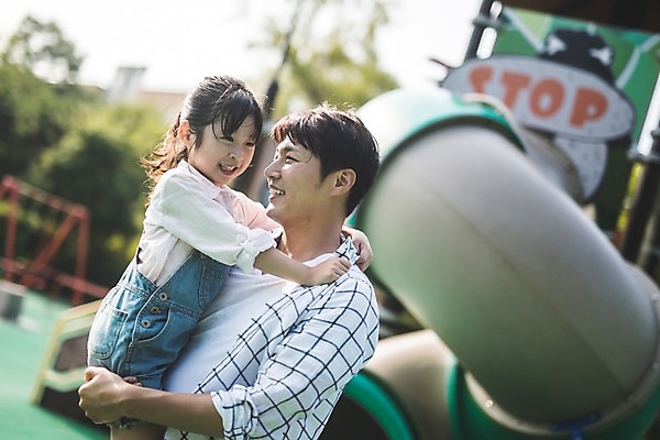 포토 JPG 주간 응시 여자 남자 딸 어린이 40대 중년 가족 안기 미소 사람 상반신 야외 두명 일상 옆모습 한국인 가족라이프 아빠 미끄럼틀 놀이터 즐거움 인천 부녀 국내포토 자연요소 라이프스타일 시선 감정 뷰포인트 관계 모션 놀이 한국 표정 동양인 성인 라이프 놀이기구 파일형식