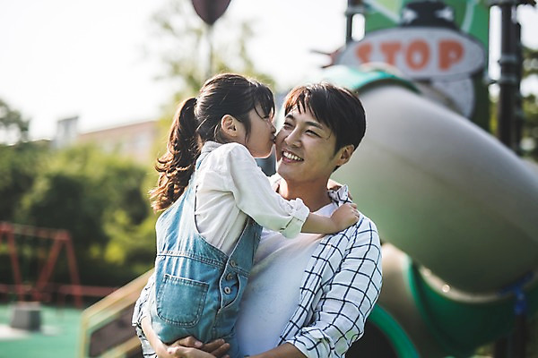 포토 JPG 주간 여자 남자 딸 어린이 40대 중년 가족 안기 키스 미소 사람 상반신 야외 두명 일상 옆모습 한국인 가족라이프 아빠 미끄럼틀 놀이터 즐거움 인천 부녀 국내포토 자연요소 라이프스타일 감정 뷰포인트 관계 모션 놀이 한국 표정 동양인 성인 라이프 놀이기구 애정표현 파일형식
