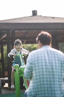 포토 JPG 주간 전신 여자 남자 딸 어린이 40대 중년 가족 웃음 사람 앉기 상반신 야외 두명 일상 앞모습 뒷모습 아웃포커스 마주보기 한국인 가족라이프 아빠 놀이터 즐거움 시소 인천 부녀 국내포토 자연요소 라이프스타일 감정 뷰포인트 관계 모션 놀이 한국 촬영기법 표정 동양인 성인 라이프 놀이기구 파일형식