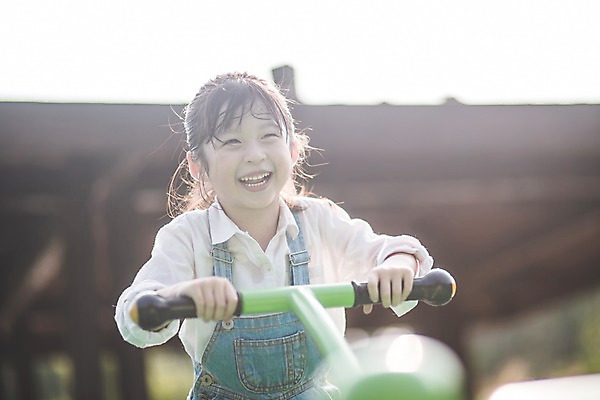 포토 JPG 주간 응시 여자 어린이 가족 한명 미소 사람 앉기 상반신 야외 일상 앞모습 한국인 잡기 놀이터 즐거움 시소 인천 소녀한명만 국내포토 자연요소 1 시선 감정 뷰포인트 관계 모션 놀이 한국 표정 동양인 라이프 놀이기구 여자한명만 소녀만 파일형식