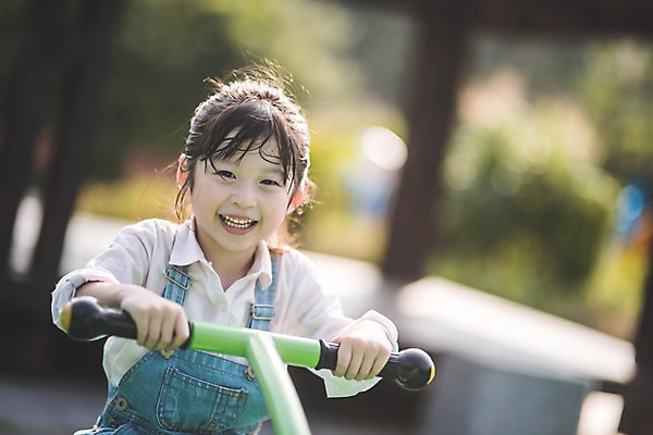 포토 JPG 주간 여자 어린이 가족 한명 미소 사람 앉기 상반신 야외 일상 앞모습 한국인 잡기 놀이터 즐거움 시소 인천 소녀한명만 국내포토 자연요소 1 감정 뷰포인트 관계 모션 놀이 한국 표정 동양인 라이프 놀이기구 여자한명만 소녀만 파일형식