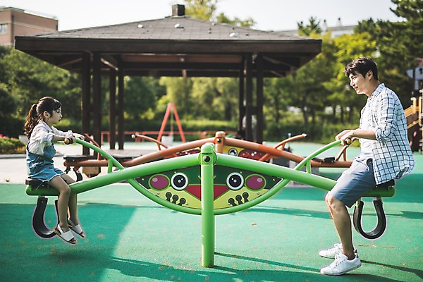 포토 JPG 주간 전신 응시 여자 남자 딸 어린이 40대 중년 가족 사람 앉기 야외 두명 일상 옆모습 마주보기 한국인 가족라이프 아빠 놀이터 즐거움 시소 인천 부녀 국내포토 자연요소 라이프스타일 시선 감정 뷰포인트 관계 모션 놀이 한국 동양인 성인 라이프 놀이기구 파일형식