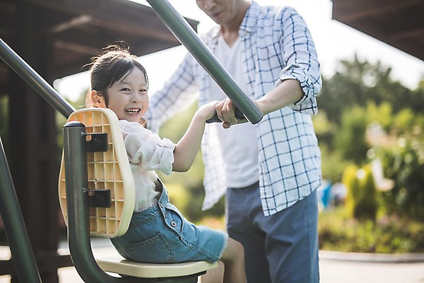 포토 JPG 주간 응시 여자 남자 딸 어린이 40대 중년 가족 서기 미소 사람 앉기 상반신 야외 두명 일상 옆모습 운동기구 한국인 가족라이프 아빠 놀이터 즐거움 인천 부녀 국내포토 자연요소 라이프스타일 시선 감정 뷰포인트 관계 모션 놀이 한국 표정 동양인 성인 라이프 헬스 파일형식