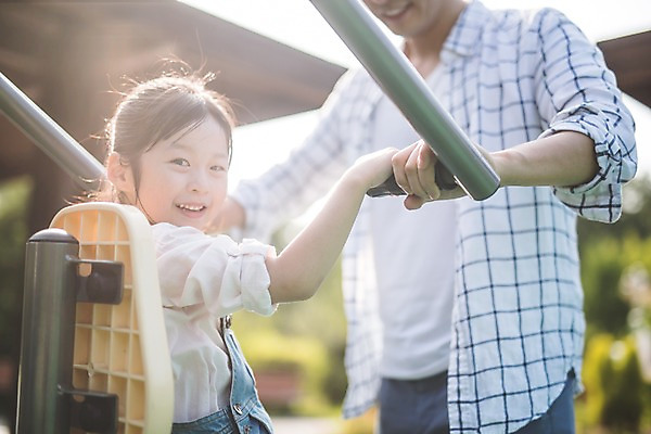 포토 JPG 주간 응시 여자 남자 딸 어린이 40대 중년 가족 서기 미소 사람 앉기 상반신 야외 두명 일상 옆모습 운동기구 한국인 잡기 가족라이프 아빠 놀이터 즐거움 인천 부녀 국내포토 자연요소 라이프스타일 시선 감정 뷰포인트 관계 모션 놀이 한국 표정 동양인 성인 라이프 헬스 파일형식