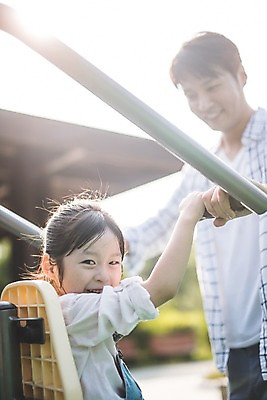 포토 JPG 주간 응시 여자 남자 딸 어린이 40대 중년 가족 서기 미소 사람 앉기 상반신 야외 두명 일상 옆모습 운동기구 한국인 가족라이프 아빠 놀이터 즐거움 인천 부녀 국내포토 자연요소 라이프스타일 시선 감정 뷰포인트 관계 모션 놀이 한국 표정 동양인 성인 라이프 헬스 파일형식