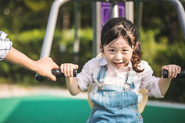 포토 JPG 주간 손 응시 여자 남자 딸 어린이 40대 중년 가족 미소 사람 앉기 상반신 야외 두명 일상 앞모습 신체부위 운동기구 한국인 잡기 가족라이프 아빠 놀이터 즐거움 인천 부녀 국내포토 자연요소 라이프스타일 시선 감정 뷰포인트 관계 모션 놀이 한국 표정 동양인 성인 라이프 헬스 파일형식